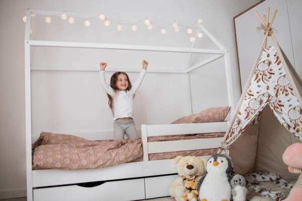 Unique And Creative Lighting In Little Girl Bedroom