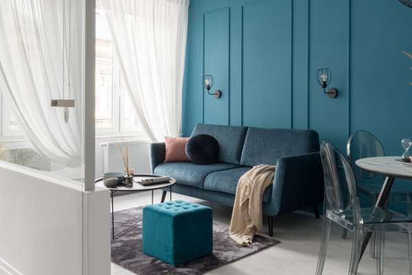 Living Room Contrasting Cream And Teal Furniture