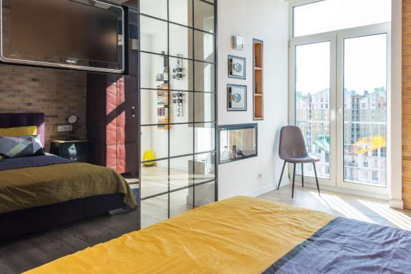 Mirrors and Glass: Techniques to Visually Expand Your Bedroom