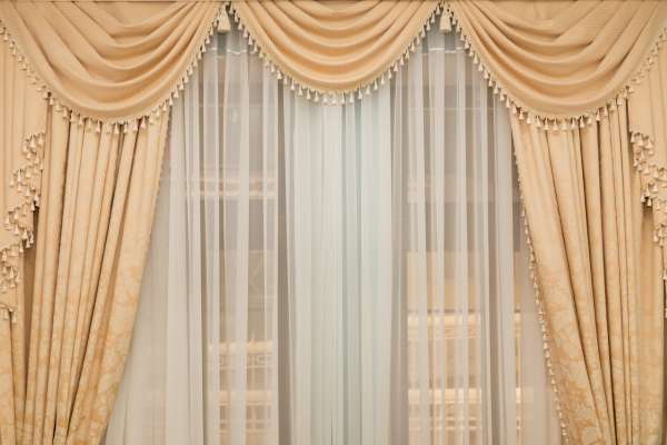 The Impact of Natural and Artificial Light on Curtain Colors