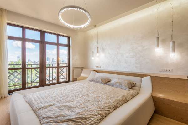 Windows, Mirrors, and Lighting Fixtures For Bedroom Cleaning